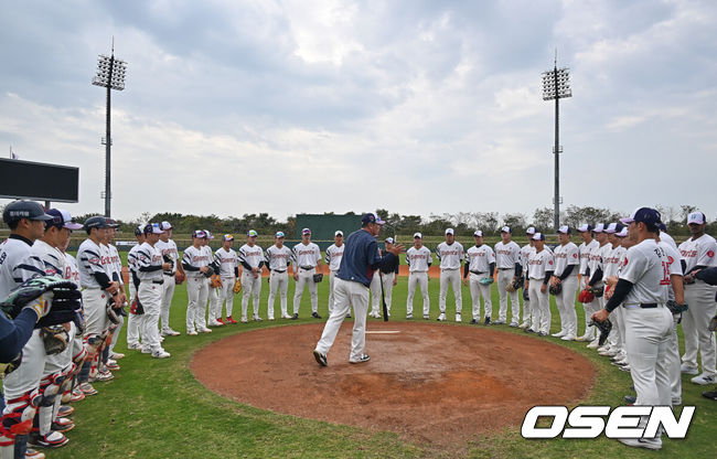 [OSEN=타이난(대만) , 이석우 기자] 프로야구 롯데 자이언츠가 1일(한국시간) 대만 타이난 아시아-태평양 국제야구센터에 스프링캠프를 차리고 구슬땀을 흘렸다.김태형 감독 등&nbsp;코치진과 투수&nbsp;20명,&nbsp;포수&nbsp;5명,&nbsp;내야수&nbsp;9명,&nbsp;외야수&nbsp;7명 등 총&nbsp;41명의 선수단이 1월 20일까지 1차 캠프에서 체력 강화와 기술 훈련을 치른 뒤 21일부터 3월 5일까지 일본 미야자키로 옮겨 2차 캠프에서 구춘리그에 참가해 실전 감각을 점검한다.롯데 선수들이 수비 훈련을 위해 문규현 코치의 설명을 듣고 있다. 2026.02.01 / foto0307@osen.co.kr