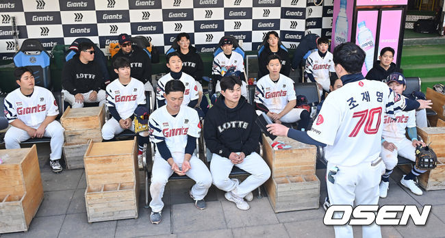 [OSEN=부산, 이석우 기자] 21일 부산 사직야구장에서 2026 신한 SOL KBO 리그 롯데 자이언츠와 한화 이글스의 시범경기가 열렸다. 홈팀 롯데는 로드리게스가, 방문팀 한화는 엄상백이 선발 출전했다.롯데 자이언츠 선수들이 경기를 마치고 더그아웃에 모여 미팅을 하고 있다. 2026.03.21 / foto0307@osen.co.kr