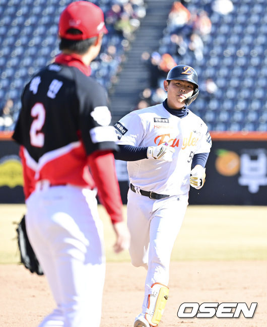 [OSEN=대전, 박준형 기자] 19일 오후 대전 한화생명볼파크에서 2026 신한 SOL KBO 리그 시범경기 한화 이글스와 KIA 타이거즈의 경기를 진행됐다.한화와 KIA는 시범경기에서 각각 2승 4패, 2승 1무 3패를 기록 중이다.9회말 한화 선두타자 허인서가 동점 솔로 홈런을 날리고 멀티홈런 기록한 KIA 박민 앞을 지나치고 있다.    2026.03.19 / soul1014@osen.co.kr