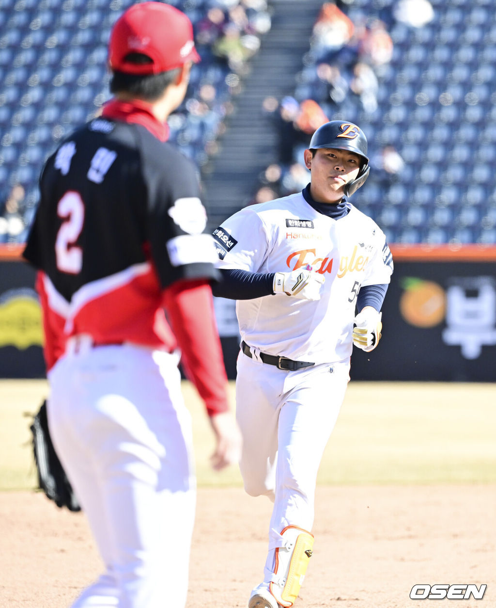 19일 오후 대전 한화생명볼파크에서 2026 신한 SOL KBO 리그 시범경기 한화 이글스와 KIA 타이거즈의 경기를 진행됐다.한화와 KIA는 시범경기에서 각각 2승 4패, 2승 1무 3패를 기록 중이다.9회말 한화 선두타자 허인서가 동점 솔로 홈런을 날리고 멀티홈런 기록한 KIA 박민 앞을 지나치고 있다. 2026.03.19 / soul1014@osen.co.kr