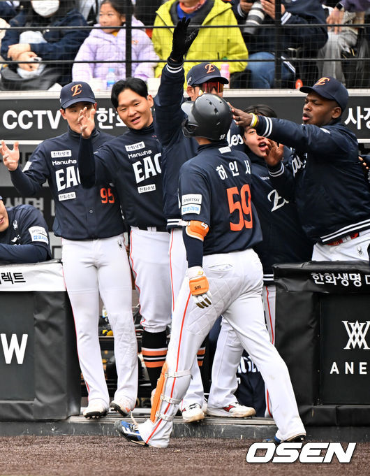 [OSEN=대전, 민경훈 기자] 15일 대전 한화생명볼파크에서 2026 신한 SOL KBO리그 시범경기 한화 이글스와 SSG 랜더스의 경기가 열렸다.시범경기는 오는 24일까지 진행되며, 각 팀이 12경기씩 치러 총 60경기가 펼쳐진다.2회말 2사 한화 허인서가 좌월 선취 솔로홈런을 때린 후 덕아웃에서 축하를 받고 있다. 2026.03.15 /rumi@osen.co.kr