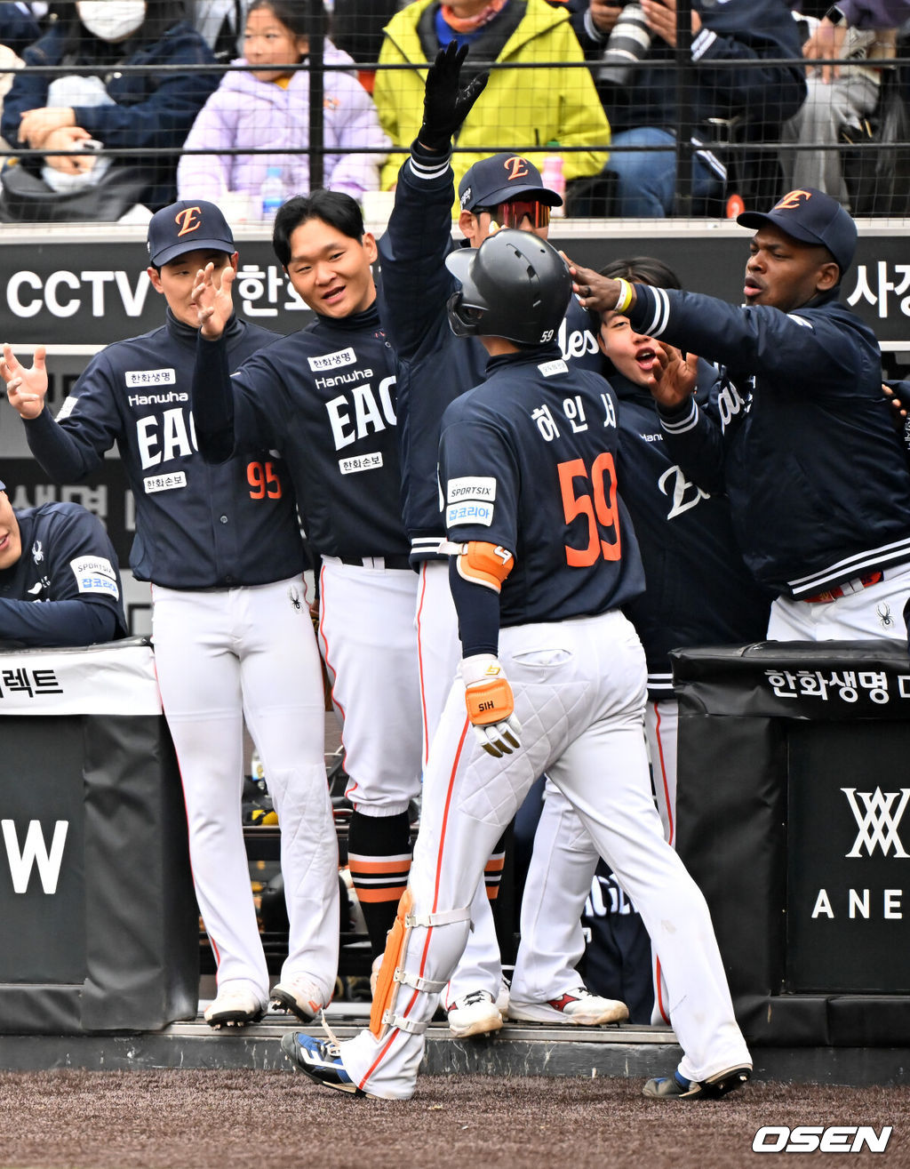 15일 대전 한화생명볼파크에서 2026 신한 SOL KBO리그 시범경기 한화 이글스와 SSG 랜더스의 경기가 열렸다.시범경기는 오는 24일까지 진행되며, 각 팀이 12경기씩 치러 총 60경기가 펼쳐진다.2회말 2사 한화 허인서가 좌월 선취 솔로홈런을 때린 후 덕아웃에서 축하를 받고 있다. 2026.03.15 /rumi@osen.co.kr