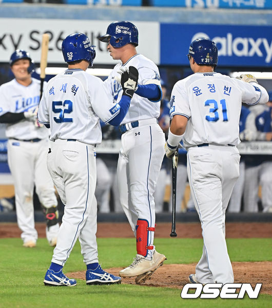 [OSEN=대구, 이석우 기자] 23일 대구삼성라이온즈파크에서 2026 신한 SOL KBO 리그 시범경기 삼성 라이온즈와 KIA 타이거즈의 경기가 열렸다. 홈팀 삼성은 양창섭이, 방문팀 KIA는 양현종이 선발 출전했다. 삼성 라이온즈 이해승이 8회말 1사 1,2루 좌월 3점 홈런을 치고 하이파이브를 하고 있다. 2026.03.23 / foto0307@osen.co.kr