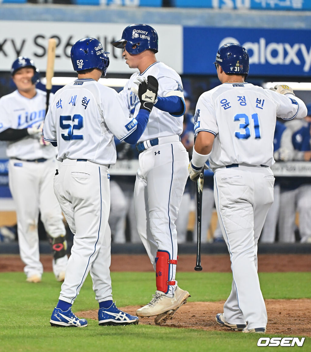 23일 대구삼성라이온즈파크에서 2026 신한 SOL KBO 리그 시범경기 삼성 라이온즈와 KIA 타이거즈의 경기가 열렸다. 홈팀 삼성은 양창섭이, 방문팀 KIA는 양현종이 선발 출전했다. 삼성 라이온즈 이해승이 8회말 1사 1,2루 좌월 3점 홈런을 치고 하이파이브를 하고 있다. 2026.03.23 / foto0307@osen.co.kr