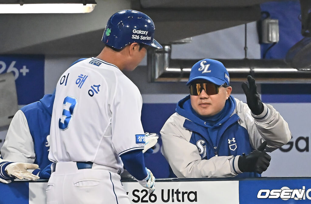 23일 대구삼성라이온즈파크에서 2026 신한 SOL KBO 리그 시범경기 삼성 라이온즈와 KIA 타이거즈의 경기가 열렸다. 홈팀 삼성은 양창섭이, 방문팀 KIA는 양현종이 선발 출전했다. 삼성 라이온즈 이해승이 8회말 1사 1,2루 좌월 3점 홈런을 치고 박진만 감독의 축하를 받고 있다. 2026.03.23 / foto0307@osen.co.kr