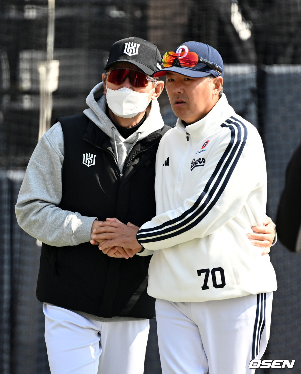 23일 경기도 수원 KT위즈파크에서 ‘2026 신한 SOL KBO리그’ 시범경기 KT 위즈와 두산 베어스의 경기가 열렸다.시범경기는 오는 24일까지 각 팀당 12경기씩 총 60경기가 펼쳐진다.경기에 앞서 이강철, 김원형 감독이 이야기를 나누고 있다. 2026.03.23 / sunday@osen.co.kr