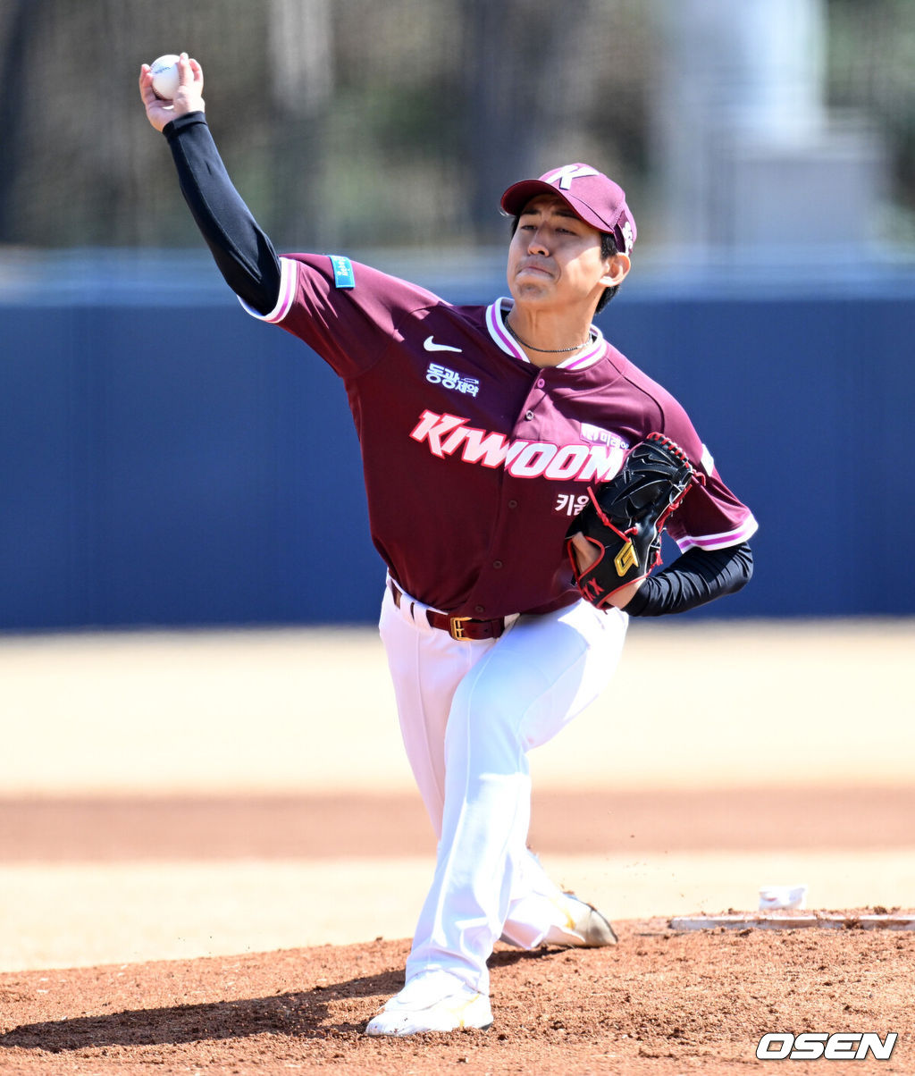 13일 경기도 이천 베어스파크에서 ‘2026 신한 SOL KBO리그’ 시범경기 두산 베어스와 키움 히어로즈의 경기가 열렸다.두산은 잭로그, 키움은 유토를 선발 투수로 내세웠다.경기에 앞서 두산 홍원기 코치와 키움 서건창이 이야기를 나누고 있다.1회말 무사에서 키움 선발투수 유토가 역투하고 있다. 2026.03.13 /sunday@osen.co.kr