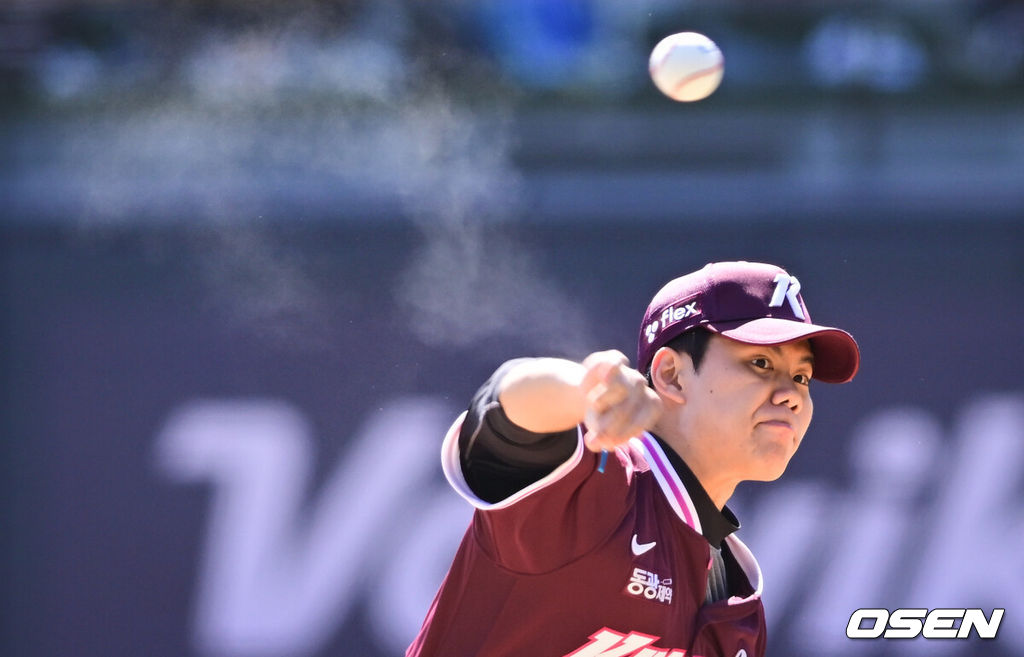 19일 경기도 수원 KT위즈파크에서 ‘2026 신한 SOL KBO리그’ 시범경기 KT 위즈와 키움 히어로즈의 경기가 열렸다.KT는 선발 투수로 보쉴리를, 키움은 김윤하를 마운드에 올렸다.1회말 키움 김윤하가 역투하고 있다. 2026.03.19 /cej@osen.co.kr