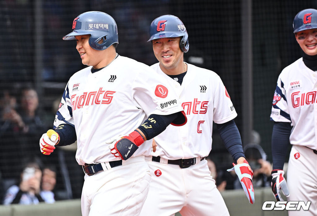 22일 부산 사직야구장에서 2026 신한 SOL KBO 리그 롯데 자이언츠와 한화 이글스의 시범경기가 열렸다. 홈팀 롯데는 비슬리가, 방문팀 한화는 에르난데스가 선발 출전했다.롯데 자이언츠 유강남이 3회말 2사 1,2루 좌월 3점 홈런을 치고 하이파이브를 하고 있다. 2026.03.22 / foto0307@osen.co.kr