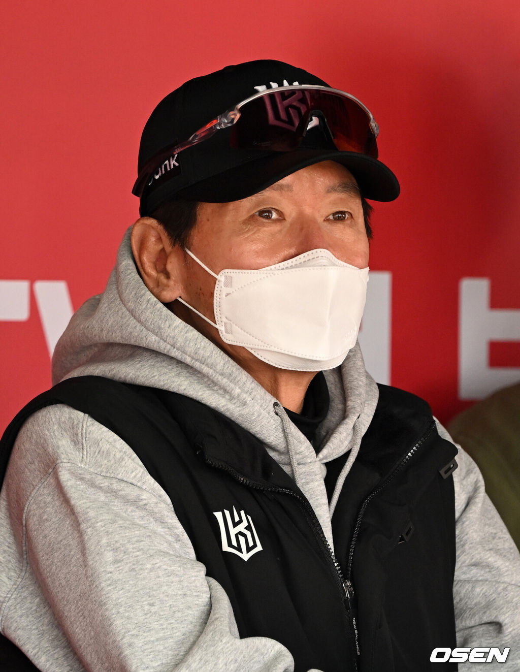 23일 경기도 수원 KT위즈파크에서 ‘2026 신한 SOL KBO리그’ 시범경기 KT 위즈와 두산 베어스의 경기가 열렸다.시범경기는 오는 24일까지 각 팀당 12경기씩 총 60경기가 펼쳐진다.경기에 앞서 KT 이강철 감독이 취재진과 이야기를 나누고 있다. 2026.03.23 / sunday@osen.co.kr