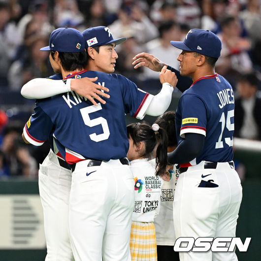 [OSEN=도쿄(일본), 손용호 기자] 7일 일본 도쿄돔에서 2026 월드베이스볼클래식(WBC) 조별리그 C조 대한민국과 일본의 경기가&nbsp;열렸다.한국은 잠수함 고영표, 일본은 좌완 기쿠치 유세이를 선발로 내세웠다. WBC에서 2006년 4강, 2009년 준우승을 차지한 한국은 이후 3개 대회(2013년, 2017년, 2023년)에서 연달아 1라운드를 통과하지 못하고 있다. 이번 대회에서는 8강 토너먼트 복귀를 목표로 대회에 임하고 있다. 지난 5일 체코와의 첫 경기에서는 11-4로 대승을 거두며 좋은 출발을 했다.&nbsp;경기에 앞서 한국 이정후가 김도영, 저마이 존스와 포옹을 하고 있다. 2026.03.07&nbsp;/spjj@osen.co.kr