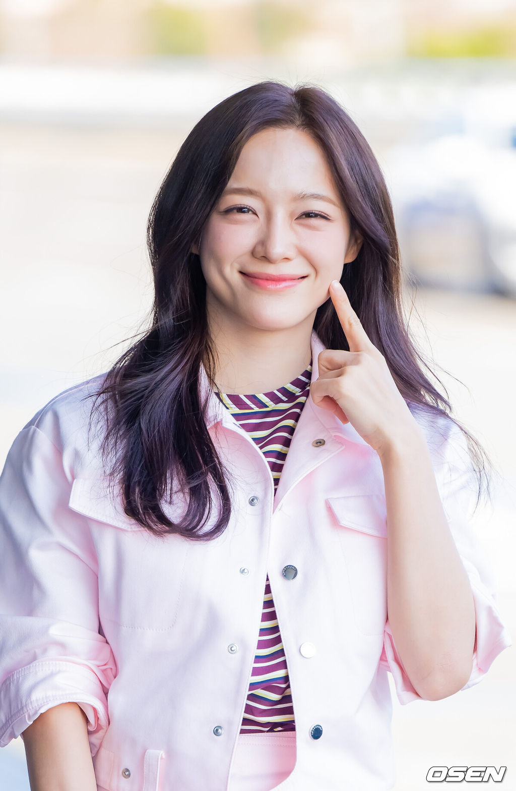 가수 겸 배우 김세정이 13일 오후 서울 김포국제공항을 통해 팬 콘서트 참석 차 일본 도쿄로 출국했다.김세정은 지난 1월 서울을 시작으로 타이베이, 마닐라 등지에서 글로벌 팬 콘서트 ‘2026 KIM SEJEONG FAN CONCERT 〈열 번째 편지〉’를 개최하고 전 세계 팬들과 뜻깊은 시간을 나누며 소통을 이어가고 있다.김세정이 출국에 앞서 포즈를 취하고 있다. 2026.03.13 / soul1014@osen.co.kr