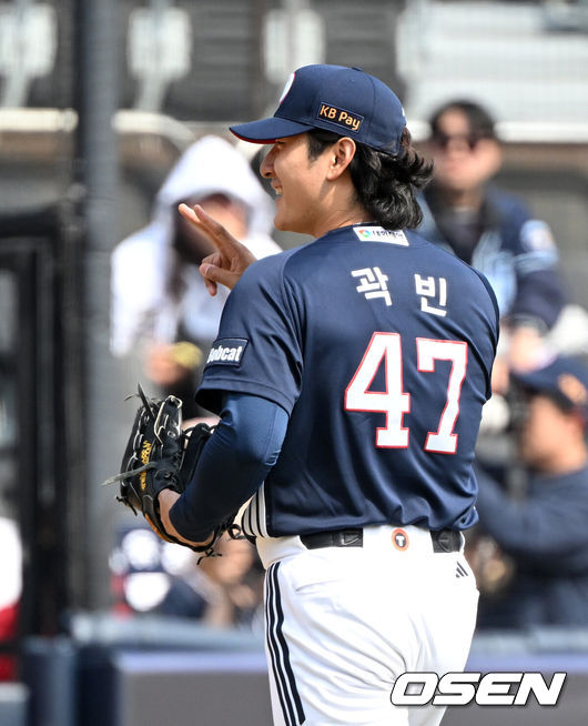 [OSEN=수원, 이대선 기자] 23일 경기도 수원 KT위즈파크에서 ‘2026 신한 SOL KBO리그’ 시범경기 KT 위즈와 두산 베어스의 경기가 열렸다.시범경기는&nbsp;오는 24일까지 각 팀당 12경기씩 총 60경기가 펼쳐진다.3회말 2사에서 두산 곽빈이 KT 김현수를 삼진으로 처리하고 더그아웃으로 가며 미소짓고 있다. 2026.03.23 / sunday@osen.co.kr