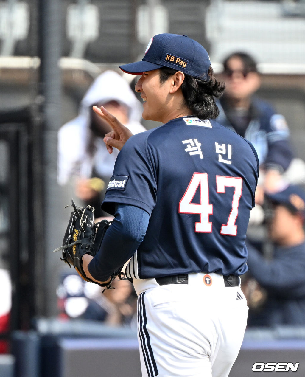 23일 경기도 수원 KT위즈파크에서 ‘2026 신한 SOL KBO리그’ 시범경기 KT 위즈와 두산 베어스의 경기가 열렸다.시범경기는 오는 24일까지 각 팀당 12경기씩 총 60경기가 펼쳐진다.3회말 2사에서 두산 곽빈이 KT 김현수를 삼진으로 처리하고 더그아웃으로 가며 미소짓고 있다. 2026.03.23 / sunday@osen.co.kr