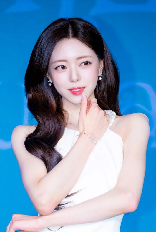 그룹 있지(ITZY) 멤버 유나의 솔로 데뷔 첫 미니 앨범 '아이스크림' 발매 기념 기자간담회가 23일 오후 서울 광진구 풀만 앰배서더 서울 이스트폴 그랜드볼룸에서 열렸다. 있지 멤버 유나는 솔로 데뷔 앨범 '아이스크림'(Ice Cream)을 발매하고 예지에 이어 있지의 두 번째 솔로 주자로 나선다. 있지 유나가 포즈를 취하고 있다. 2026.03.23 / rumi@osen.co.kr