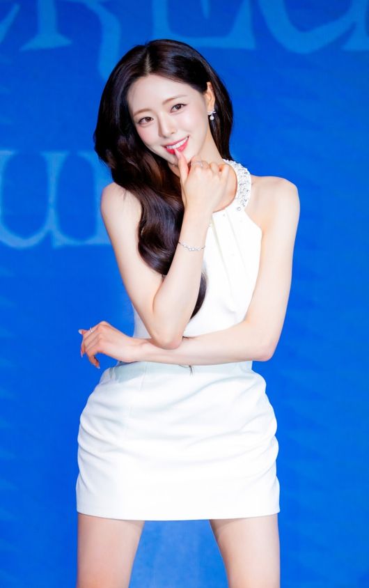 그룹 있지(ITZY) 멤버 유나의 솔로 데뷔 첫 미니 앨범 '아이스크림' 발매 기념 기자간담회가 23일 오후 서울 광진구 풀만 앰배서더 서울 이스트폴 그랜드볼룸에서 열렸다. 있지 멤버 유나는 솔로 데뷔 앨범 '아이스크림'(Ice Cream)을 발매하고 예지에 이어 있지의 두 번째 솔로 주자로 나선다. 있지 유나가 포즈를 취하고 있다. 2026.03.23 / rumi@osen.co.kr