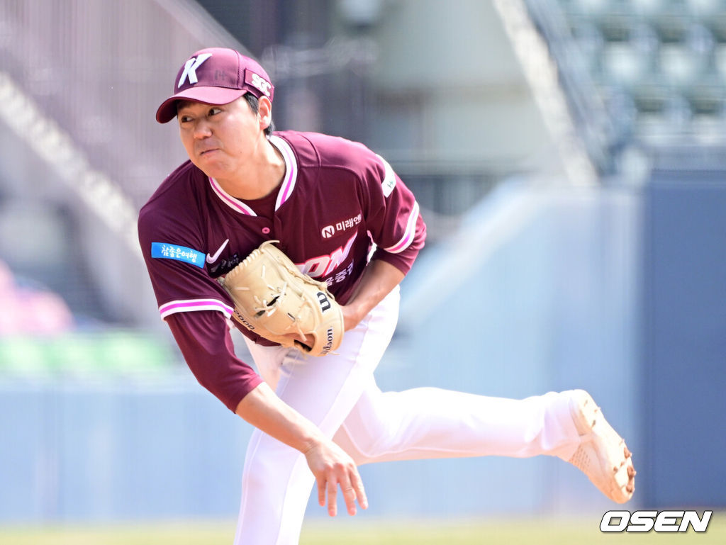 23일 서울 잠실야구장에서 ‘2026 신한 SOL KBO리그’ LG 트윈스와 키움 히어로즈의 시범경기가 열렸다.홈팀 LG는 라클란 웰스, 방문팀 키움은 하영민을 선발로 내세웠다.키움 선발 하영민이 힘차게 공을 뿌리고 있다. 2026.03.23 / dreamer@osen.co.kr