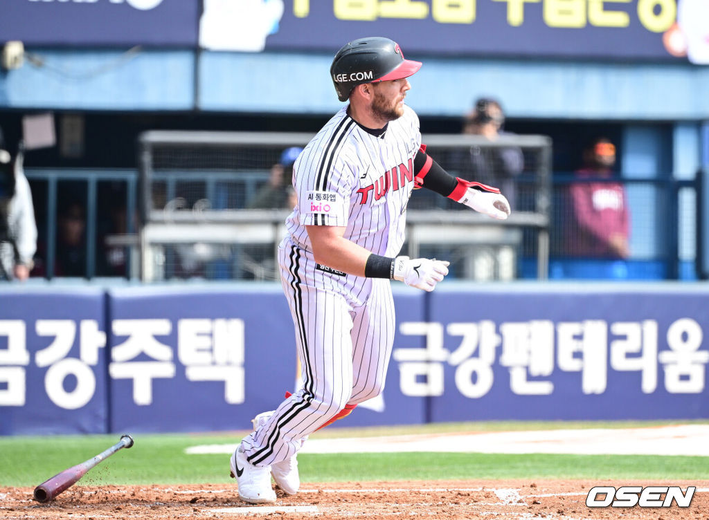 23일 서울 잠실야구장에서 ‘2026 신한 SOL KBO리그’ LG 트윈스와 키움 히어로즈의 시범경기가 열렸다.홈팀 LG는 라클란 웰스, 방문팀 키움은 하영민을 선발로 내세웠다.4회말 2사 3루 상황 LG 오스틴이 동점 1타점 적시타를 날리고 있다. 2026.03.23 / dreamer@osen.co.kr