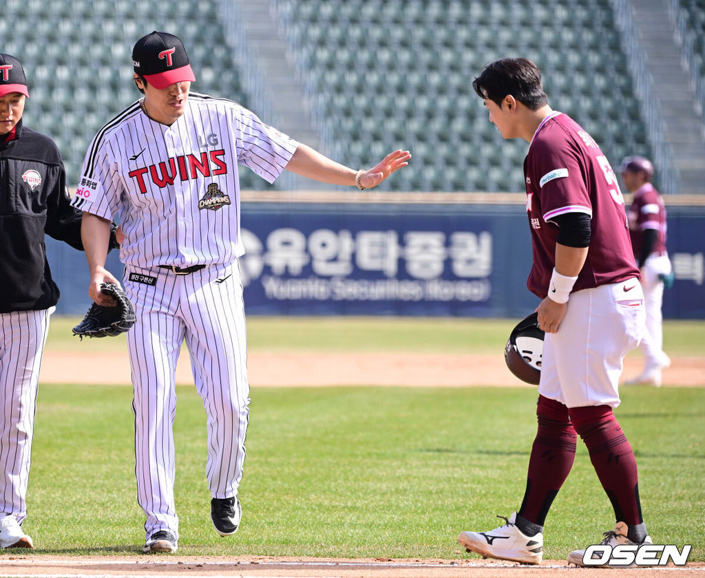 23일 서울 잠실야구장에서 ‘2026 신한 SOL KBO리그’ LG 트윈스와 키움 히어로즈의 시범경기가 열렸다.홈팀 LG는 라클란 웰스, 방문팀 키움은 하영민을 선발로 내세웠다.7회초 무사 만루 상황 키움 최주환의 2타점 적시타 때 LG 투수 김진성이 타구에 몸을 맞았다. 교체되는 김진성을 향해 미안함을 전하는 최주환. 2026.03.23 / dreamer@osen.co.kr