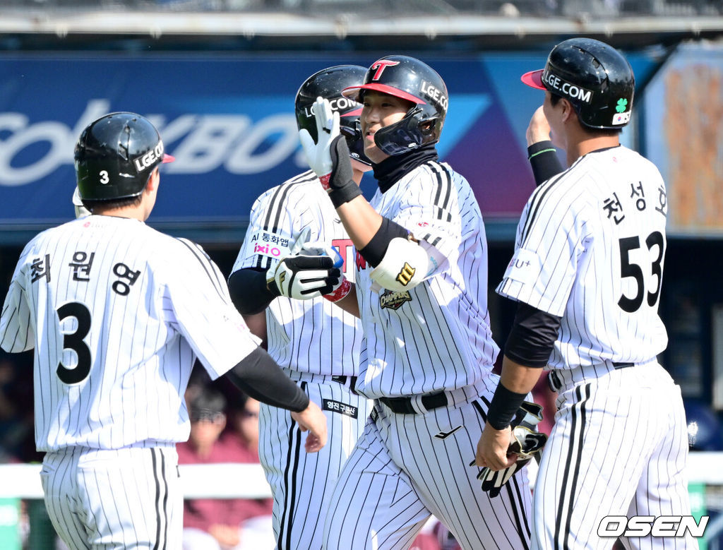 23일 서울 잠실야구장에서 ‘2026 신한 SOL KBO리그’ LG 트윈스와 키움 히어로즈의 시범경기가 열렸다.홈팀 LG는 라클란 웰스, 방문팀 키움은 하영민을 선발로 내세웠다.7회말 2사 만루 상황 LG 송찬의가 추격의 좌월 만루포를 날리고 홈을 밟은 뒤 선행주자들과 기뻐하고 있다. 2026.03.23 / dreamer@osen.co.kr