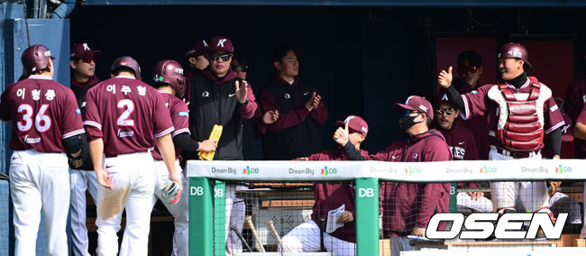 [OSEN=잠실, 최규한 기자] 23일 서울 잠실야구장에서 ‘2026 신한 SOL KBO리그’ LG 트윈스와 키움 히어로즈의 시범경기가 열렸다.홈팀 LG는 라클란 웰스, 방문팀 키움은 하영민을 선발로 내세웠다.7회초 2사 만루 상황 키움 안치홍의 달아나는 3타점 싹쓸이 2루타때 득점을 올린 주자들이 더그아웃 동료들과 인사를 나누고 있다. 2026.03.23 / dreamer@osen.co.kr