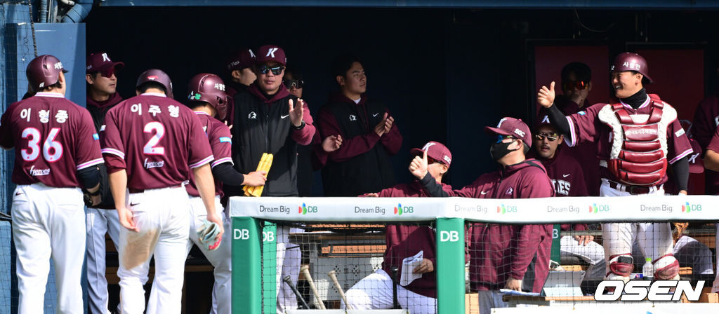 23일 서울 잠실야구장에서 ‘2026 신한 SOL KBO리그’ LG 트윈스와 키움 히어로즈의 시범경기가 열렸다.홈팀 LG는 라클란 웰스, 방문팀 키움은 하영민을 선발로 내세웠다.7회초 2사 만루 상황 키움 안치홍의 달아나는 3타점 싹쓸이 2루타때 득점을 올린 주자들이 더그아웃 동료들과 인사를 나누고 있다. 2026.03.23 / dreamer@osen.co.kr