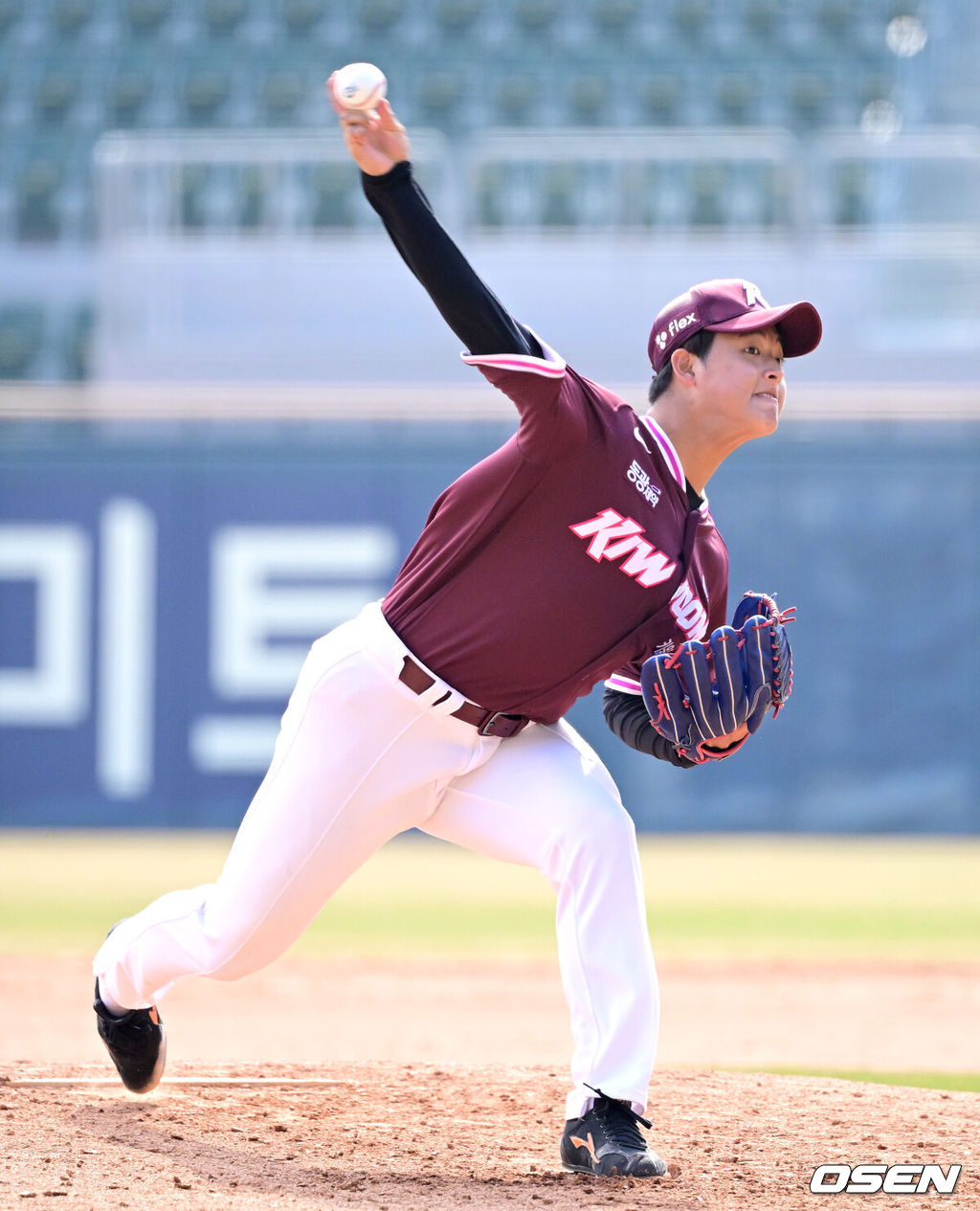 23일 서울 잠실야구장에서 ‘2026 신한 SOL KBO리그’ LG 트윈스와 키움 히어로즈의 시범경기가 열렸다.홈팀 LG는 라클란 웰스, 방문팀 키움은 하영민을 선발로 내세웠다.7회말 마운드에 오른 키움 투수 박준현이 힘차게 공을 뿌리고 있다. 2026.03.23 / dreamer@osen.co.kr