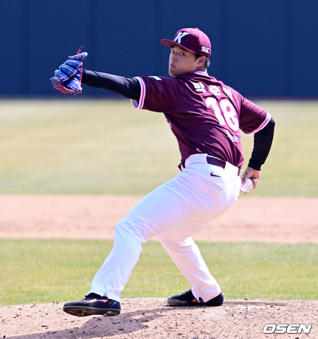 20일 경기도 수원 KT위즈파크에서 ‘2026 신한 SOL KBO리그’ 시범경기 KT 위즈와 키움 히어로즈의 경기가 열렸다.KT는 10위(1승 2무 4패), 키움는 공동 8위(2승 1무 4패)를 기록중이다. 5회말 키움 박준현이 역투하고 있다. 2026.03.20 / jpnews@osen.co.kr