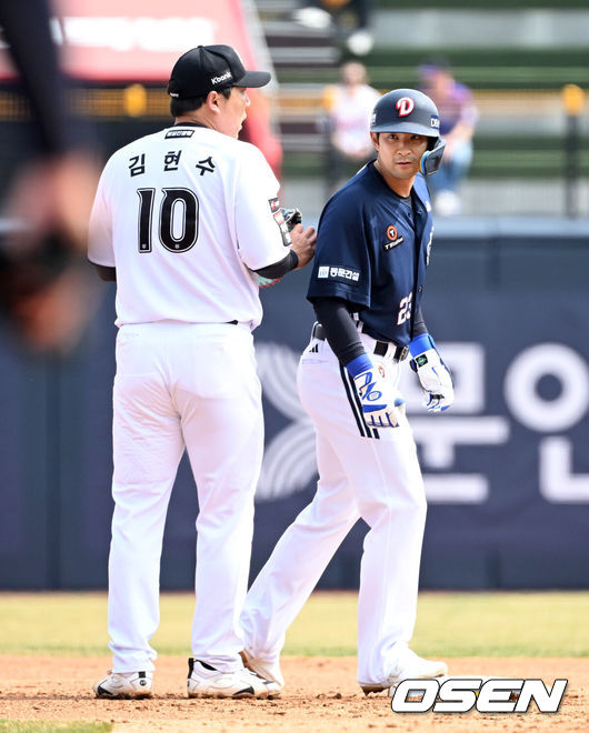 [OSEN=수원, 이대선 기자] 23일 경기도 수원 KT위즈파크에서 ‘2026 신한 SOL KBO리그’ 시범경기 KT 위즈와 두산 베어스의 경기가 열렸다.시범경기는&nbsp;오는 24일까지 각 팀당 12경기씩 총 60경기가 펼쳐진다.2회초 1사 2루에서 두산 강승호가 좌전 적시 2루타를 치고 있다. 2026.03.23 / sunday@osen.co.kr