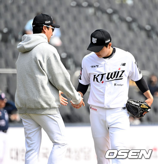 [OSEN=수원, 이대선 기자] 23일 경기도 수원 KT위즈파크에서 ‘2026 신한 SOL KBO리그’ 시범경기 KT 위즈와 두산 베어스의 경기가 열렸다.시범경기는&nbsp;오는 24일까지 각 팀당 12경기씩 총 60경기가 펼쳐진다.2회초 1사 2루에서 KT 손동현이 마운드를  내려가고 있다. 2026.03.23 / sunday@osen.co.kr