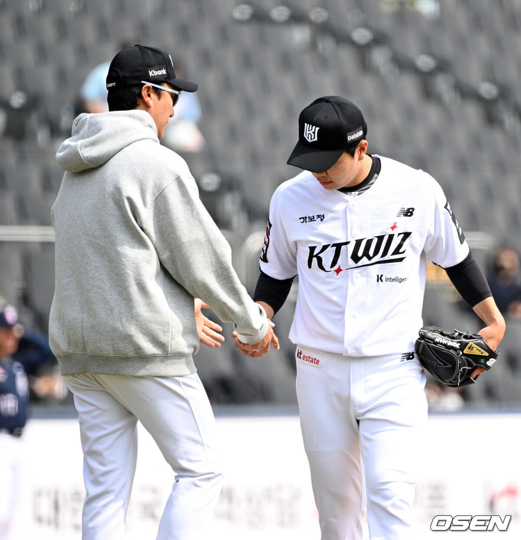 23일 경기도 수원 KT위즈파크에서 ‘2026 신한 SOL KBO리그’ 시범경기 KT 위즈와 두산 베어스의 경기가 열렸다.시범경기는 오는 24일까지 각 팀당 12경기씩 총 60경기가 펼쳐진다.2회초 1사 2루에서 KT 손동현이 마운드를 내려가고 있다. 2026.03.23 / sunday@osen.co.kr