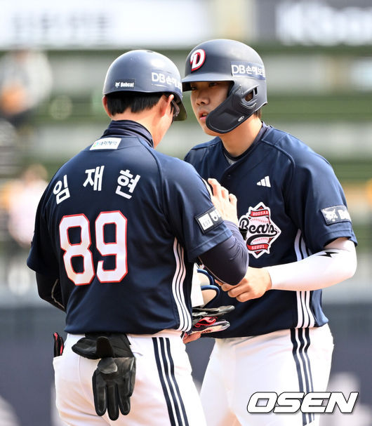 [OSEN=수원, 이대선 기자] 23일 경기도 수원 KT위즈파크에서 ‘2026 신한 SOL KBO리그’ 시범경기 KT 위즈와 두산 베어스의 경기가 열렸다.시범경기는&nbsp;오는 24일까지 각 팀당 12경기씩 총 60경기가 펼쳐진다.2회초 1사 1루에서 두산 박준순이 좌월 적시 2루타를 치고 임재현 코치와 하이파이브를 나누고 있다. 2026.03.23 / sunday@osen.co.kr