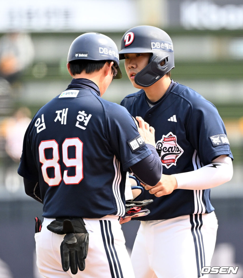 23일 경기도 수원 KT위즈파크에서 ‘2026 신한 SOL KBO리그’ 시범경기 KT 위즈와 두산 베어스의 경기가 열렸다.시범경기는 오는 24일까지 각 팀당 12경기씩 총 60경기가 펼쳐진다.2회초 1사 1루에서 두산 박준순이 좌월 적시 2루타를 치고 임재현 코치와 하이파이브를 나누고 있다. 2026.03.23 / sunday@osen.co.kr