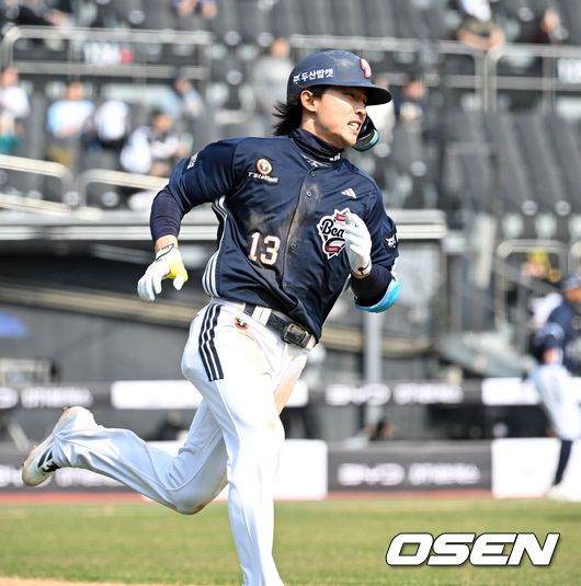 [OSEN=수원, 이대선 기자] 23일 경기도 수원 KT위즈파크에서 ‘2026 신한 SOL KBO리그’ 시범경기 KT 위즈와 두산 베어스의 경기가 열렸다.시범경기는&nbsp;오는 24일까지 각 팀당 12경기씩 총 60경기가 펼쳐진다.5회초 1사 만루에서 두산 이유찬이 좌중간 3타점 적시 2루타를 치고 그라운드를 달리고 있다. 2026.03.23 / sunday@osen.co.kr