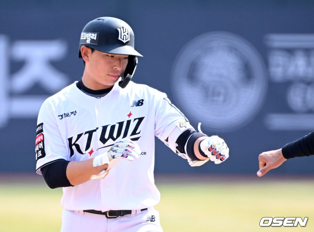 23일 경기도 수원 KT위즈파크에서 ‘2026 신한 SOL KBO리그’ 시범경기 KT 위즈와 두산 베어스의 경기가 열렸다.시범경기는 오는 24일까지 각 팀당 12경기씩 총 60경기가 펼쳐진다.5회말 1사 1루에서 KT 이강민이 좌전 안타를 치고 환호하고 있다. 2026.03.23 / sunday@osen.co.kr