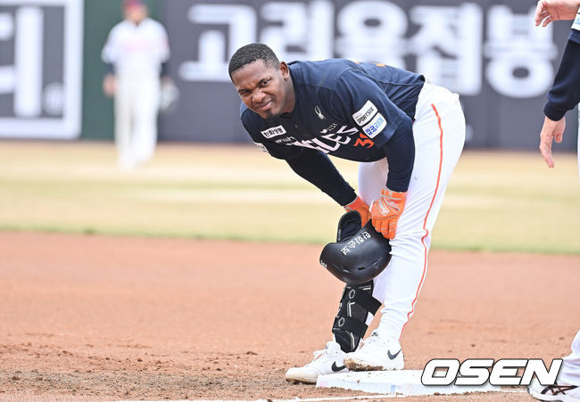 [OSEN=부산, 이석우 기자] 22일 부산 사직야구장에서 2026 신한 SOL KBO 리그 롯데 자이언츠와 한화 이글스의 시범경기가 열렸다. 홈팀 롯데는 비슬리가, 방문팀 한화는 에르난데스가 선발 출전했다.한화 이글스 페라자가 1회초 무사 1루 중견수 뒤 안타를 치고 다리 불편을 호소하고 있다. 2026.03.22 / foto0307@osen.co.kr