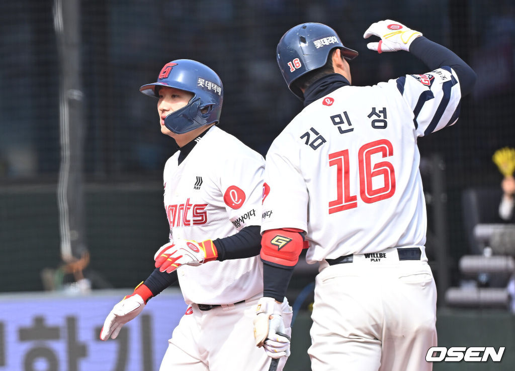 롯데 자이언츠 신윤후와 김민성. /OSEN DB