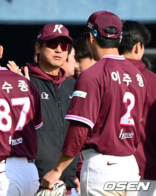 [OSEN=잠실, 최규한 기자] 23일 서울 잠실야구장에서 ‘2026 신한 SOL KBO리그’ LG 트윈스와 키움 히어로즈의 시범경기가 열렸다.이날 경기는 방문팀 키움이 난타전 끝에 13-10으로 승리했다.경기를 마치고 승리한 키움 설종진 감독과 이주형이 인사를 나누고 있다. 2026.03.23 / dreamer@osen.co.kr