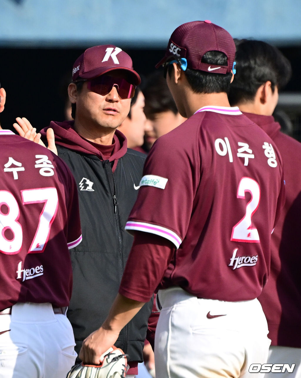 23일 서울 잠실야구장에서 ‘2026 신한 SOL KBO리그’ LG 트윈스와 키움 히어로즈의 시범경기가 열렸다.이날 경기는 방문팀 키움이 난타전 끝에 13-10으로 승리했다.경기를 마치고 승리한 키움 설종진 감독과 이주형이 인사를 나누고 있다. 2026.03.23 / dreamer@osen.co.kr