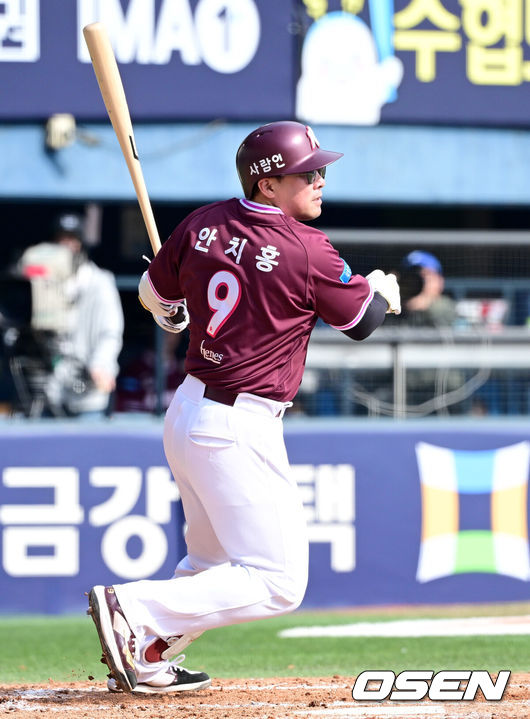 [OSEN=잠실, 최규한 기자] 23일 서울 잠실야구장에서 ‘2026 신한 SOL KBO리그’ LG 트윈스와 키움 히어로즈의 시범경기가 열렸다.홈팀 LG는 라클란 웰스, 방문팀 키움은 하영민을 선발로 내세웠다.7회초 2사 만루 상황 키움 안치홍이 달아나는 3타점 싹쓸이 2루타를 날리고 있다. 2026.03.23 / dreamer@osen.co.kr