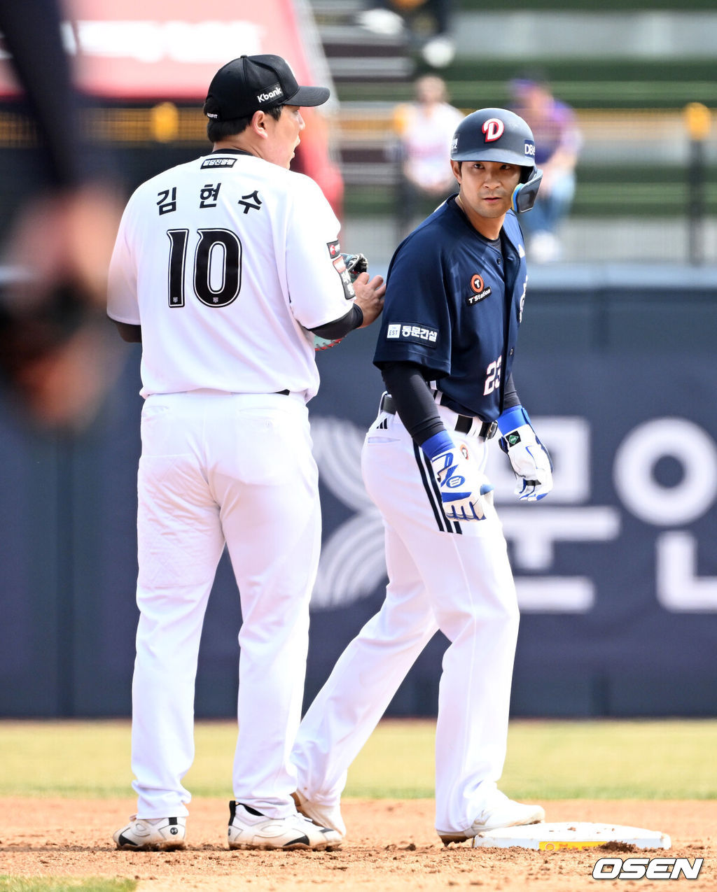 23일 경기도 수원 KT위즈파크에서 ‘2026 신한 SOL KBO리그’ 시범경기 KT 위즈와 두산 베어스의 경기가 열렸다.시범경기는 오는 24일까지 각 팀당 12경기씩 총 60경기가 펼쳐진다.2회초 1사 2루에서 두산 강승호가 좌전 적시 2루타를 치고 있다. 2026.03.23 / sunday@osen.co.kr