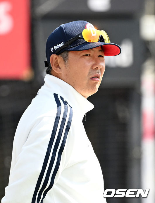 [OSEN=수원, 이대선 기자] 23일 경기도 수원 KT위즈파크에서 ‘2026 신한 SOL KBO리그’ 시범경기 KT 위즈와 두산 베어스의 경기가 열렸다.시범경기는&nbsp;오는 24일까지 각 팀당 12경기씩 총 60경기가 펼쳐진다.경기에 앞서 두산 김원형 감독이 선수들과 이야기를 나누고 있다. 2026.03.23 / sunday@osen.co.kr