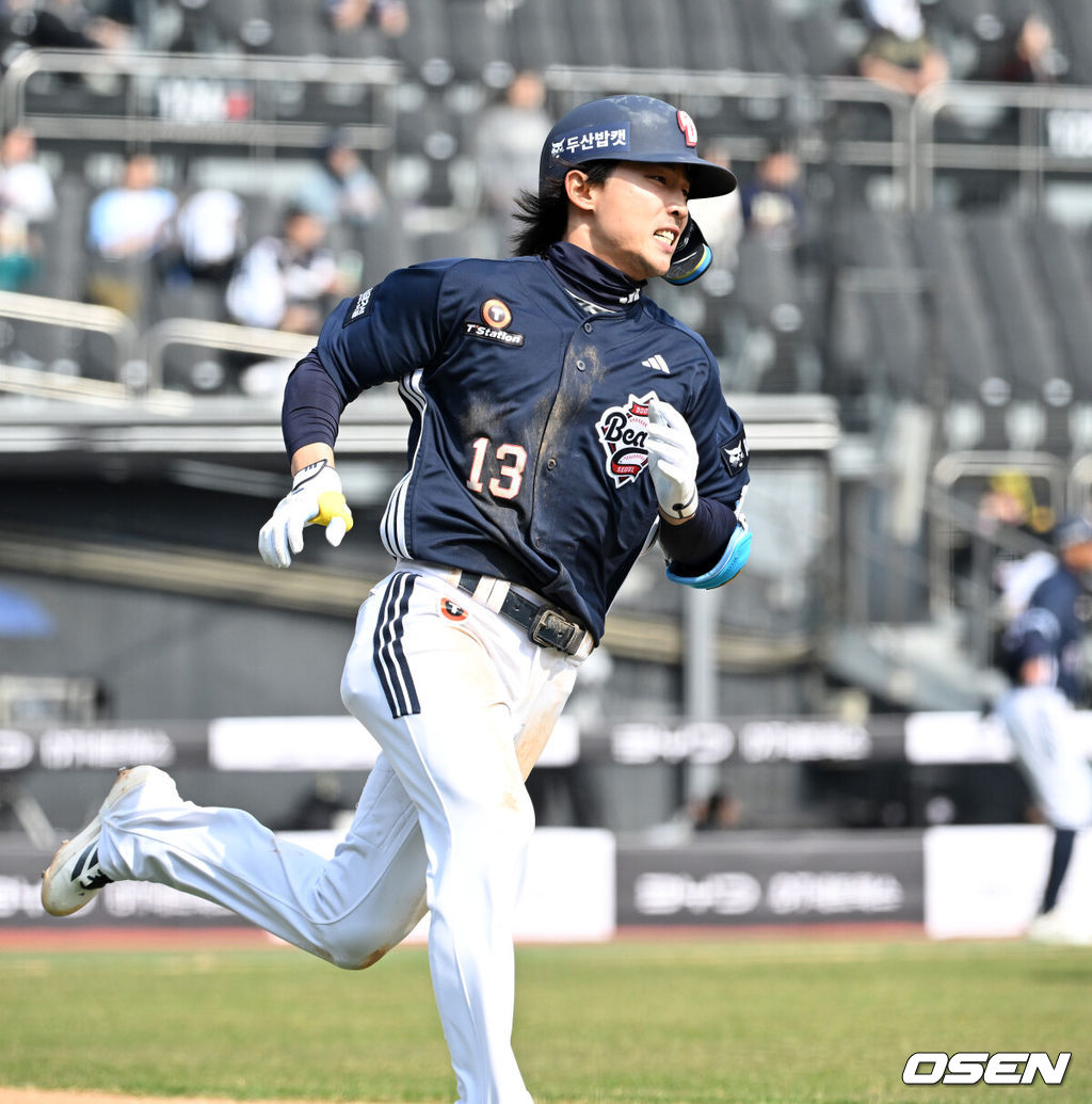 23일 경기도 수원 KT위즈파크에서 ‘2026 신한 SOL KBO리그’ 시범경기 KT 위즈와 두산 베어스의 경기가 열렸다.시범경기는 오는 24일까지 각 팀당 12경기씩 총 60경기가 펼쳐진다.5회초 1사 만루에서 두산 이유찬이 좌중간 3타점 적시 2루타를 치고 그라운드를 달리고 있다. 2026.03.23 / sunday@osen.co.kr