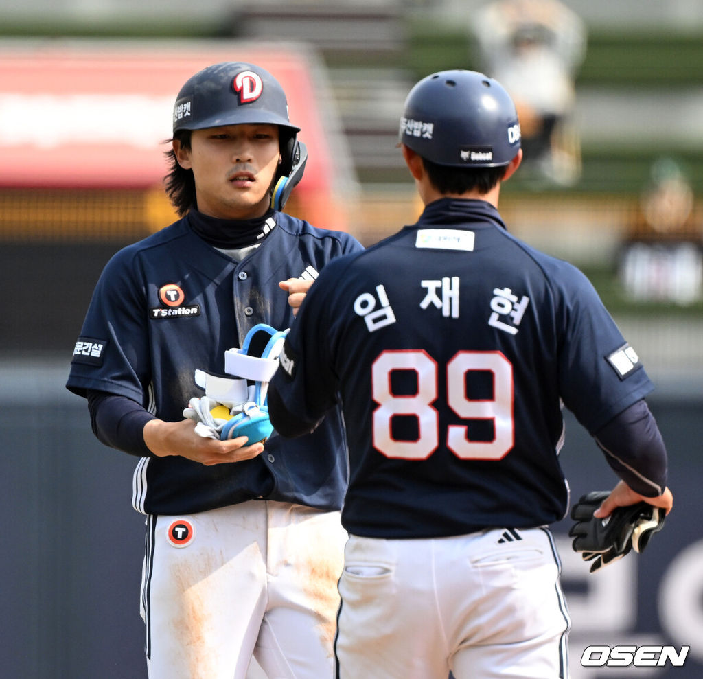 23일 경기도 수원 KT위즈파크에서 ‘2026 신한 SOL KBO리그’ 시범경기 KT 위즈와 두산 베어스의 경기가 열렸다.시범경기는 오는 24일까지 각 팀당 12경기씩 총 60경기가 펼쳐진다.5회초 1사 만루에서 두산 이유찬이 좌중간 3타점 적시 2루타를 치고 임재현 코치와 환호하고 있다. 2026.03.23 / sunday@osen.co.kr