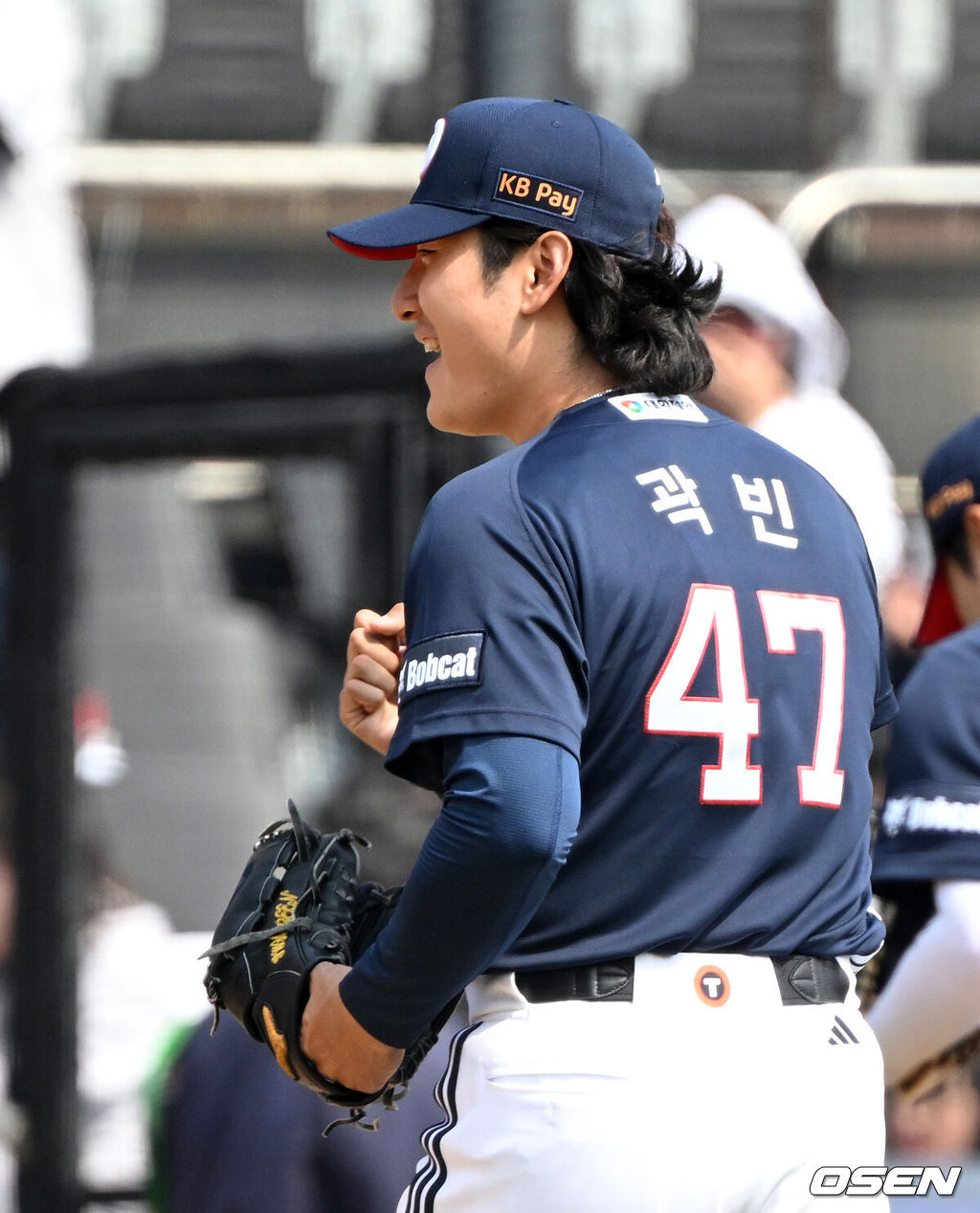 23일 경기도 수원 KT위즈파크에서 ‘2026 신한 SOL KBO리그’ 시범경기 KT 위즈와 두산 베어스의 경기가 열렸다.시범경기는 오는 24일까지 각 팀당 12경기씩 총 60경기가 펼쳐진다.3회말 2사에서 두산 곽빈이 KT 김현수를 삼진으로 처리하고 더그아웃으로 가며 미소짓고 있다. 2026.03.23 / sunday@osen.co.kr