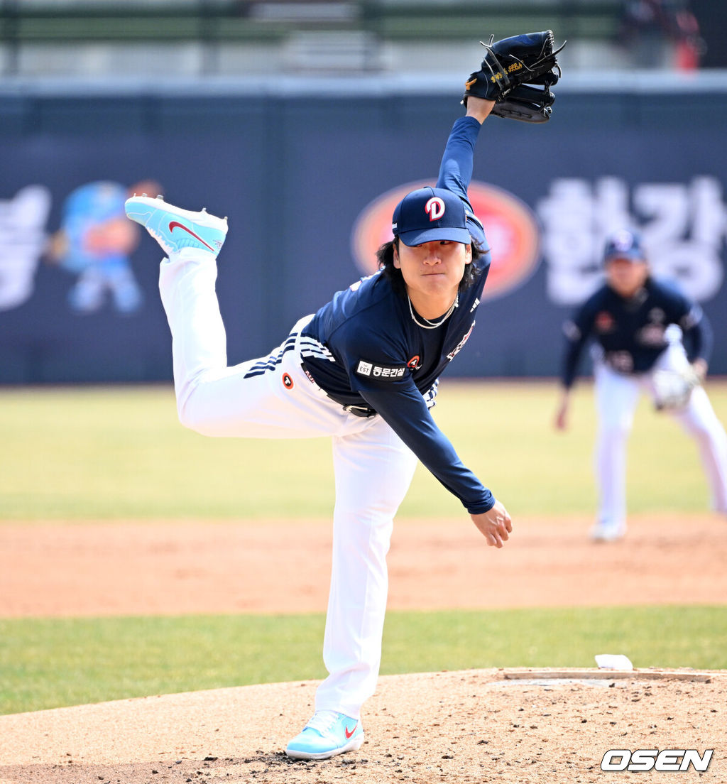 23일 경기도 수원 KT위즈파크에서 ‘2026 신한 SOL KBO리그’ 시범경기 KT 위즈와 두산 베어스의 경기가 열렸다.시범경기는 오는 24일까지 각 팀당 12경기씩 총 60경기가 펼쳐진다.1회말 무사에서 두산 선발투수 곽빈이 역투하고 있다. 2026.03.23 / sunday@osen.co.kr