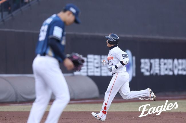 한화 이글스 최재훈은 23일 대전 한화생명 볼파크에서 열린 2026 신한 SOL KBO리그 NC 다이노스와의 시범경기에서 8번타자 겸 포수로 선발 출전, NC 선발 김태경 상대 연타석 홈런으로 3회 만에 무려 7타점을 올렸다. 한화 이글스