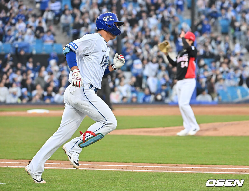 23일 대구삼성라이온즈파크에서 2026 신한 SOL KBO 리그 시범경기 삼성 라이온즈와 KIA 타이거즈의 경기가 열렸다. 홈팀 삼성은 양창섭이, 방문팀 KIA는 양현종이 선발 출전했다. 삼성 라이온즈 김영웅이 2회말 1사 우월 솔로 홈런을 치고 그라운드를 돌고 있다. 2026.03.23 / foto0307@osen.co.kr