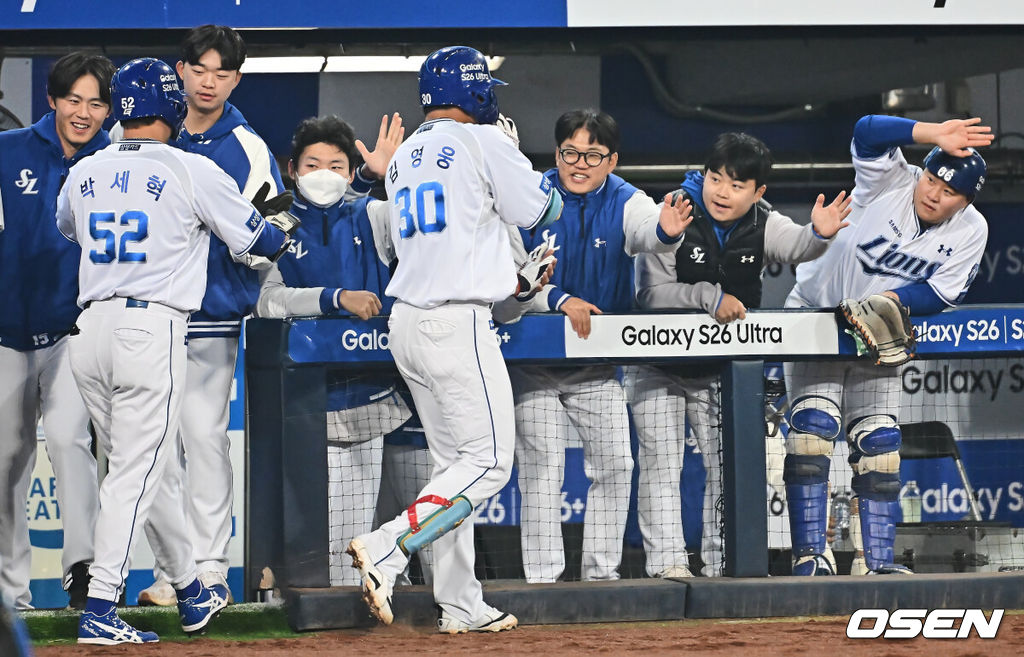 23일 대구삼성라이온즈파크에서 2026 신한 SOL KBO 리그 시범경기 삼성 라이온즈와 KIA 타이거즈의 경기가 열렸다. 홈팀 삼성은 양창섭이, 방문팀 KIA는 양현종이 선발 출전했다. 삼성 라이온즈 김영웅이 4회말 무사 1루 우월 2점 연타석 홈런을 치고 동료들의 축하를 받고 있다. 2026.03.23 / foto0307@osen.co.kr
