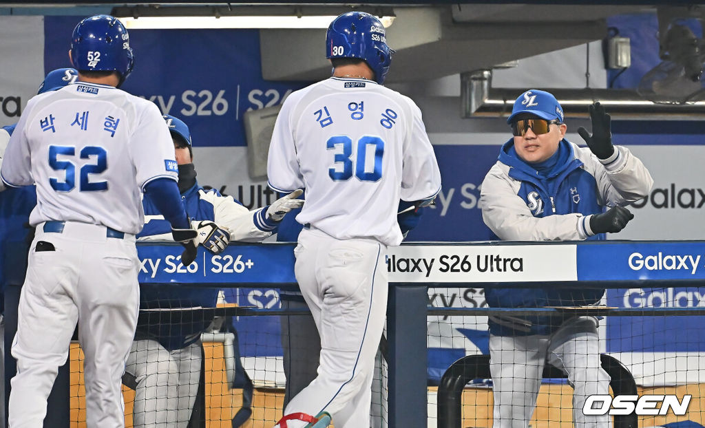 23일 대구삼성라이온즈파크에서 2026 신한 SOL KBO 리그 시범경기 삼성 라이온즈와 KIA 타이거즈의 경기가 열렸다. 홈팀 삼성은 양창섭이, 방문팀 KIA는 양현종이 선발 출전했다. 삼성 라이온즈 김영웅이 4회말 무사 1루 우월 2점 연타석 홈런을 치고 박진만 감독의 축하를 받고 있다. 2026.03.23 / foto0307@osen.co.kr